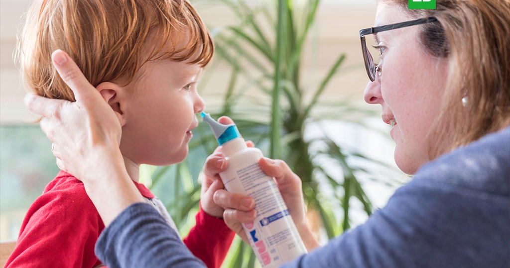 мама промывает нос ребенку солевым раствором