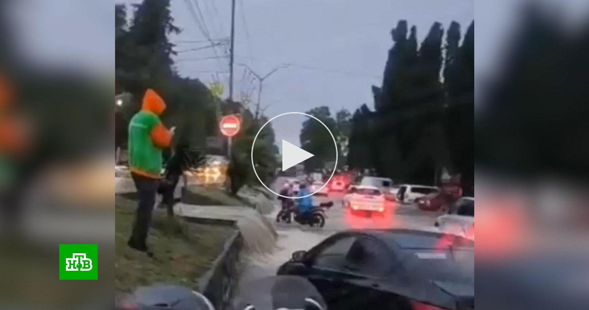 Залповые ливни превратили улицы Сочи и Адлера в реки // Новости НТВ