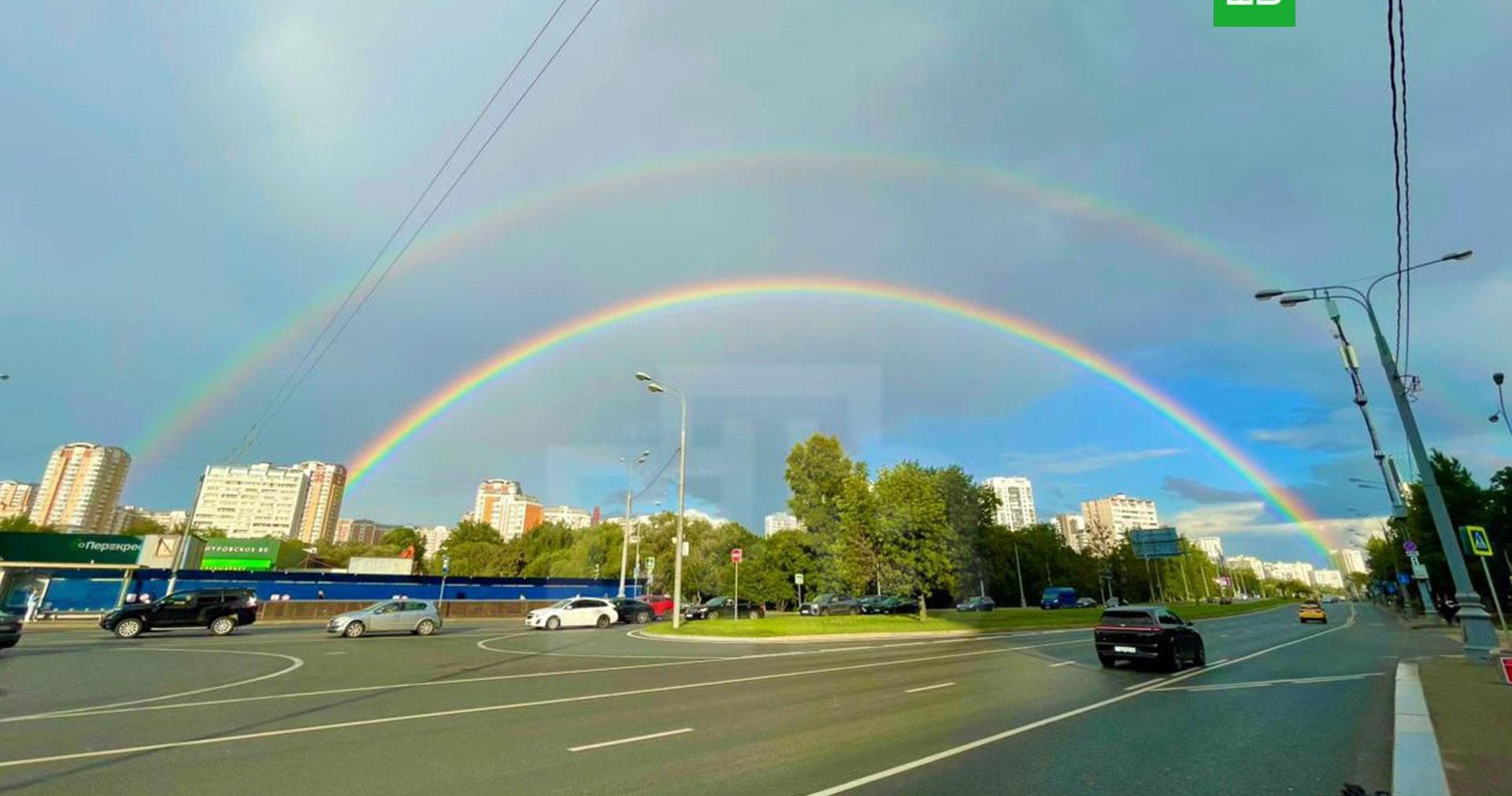 Редкое оптическое явление окрасило небо над югом Москвы