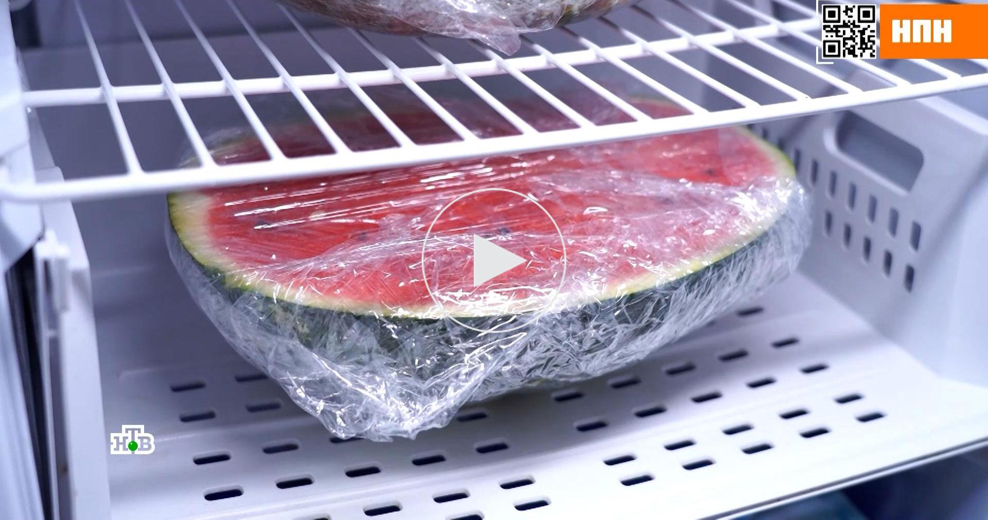 Арбуз, закопанный в ящике с песком